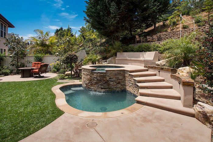Outdoor rounded pool design