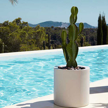 We opt for a cylindrical pot to decorate the pool with class! White color, it hosts a cactus and pebbles for a decorative effect top 