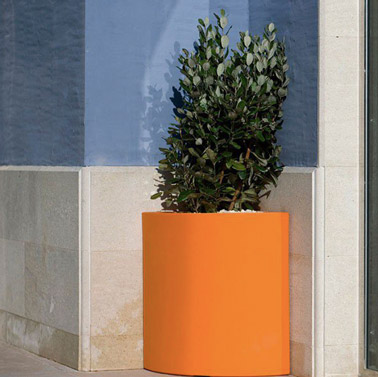 Nothing more original than a pot specially designed to get stuck in an angle! Taking little space, this colorful pot will dress up brilliantly your outside! 