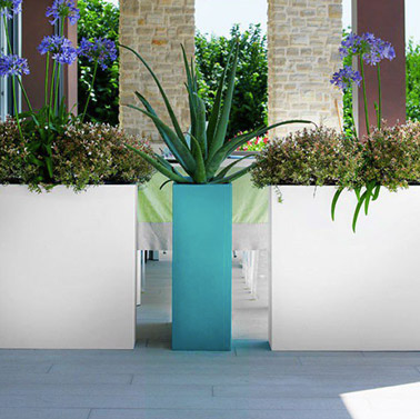 Here is an essential tip to delimit your outdoor space on the terrace for example! Just use big pots and you're done!