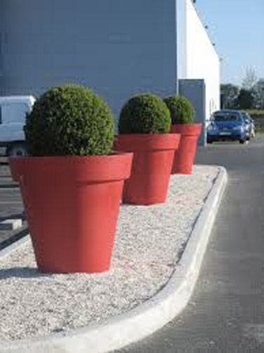 Here, to dress nicely the driveway leading to the house, we decided to install large colorful pots highlighting plants, top as a decorative idea no? 