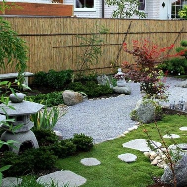 Change of scenery in the garden thanks to a zen decor! A space protected from the external glances thanks to canisses which find their place completely 