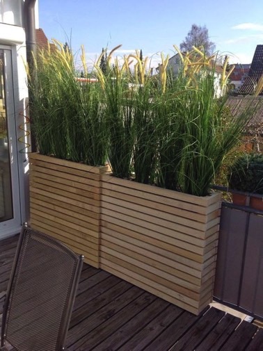 Installing high planters outside, this is an idea as practical as decor to beautify the balcony while protecting yourself from prying eyes!