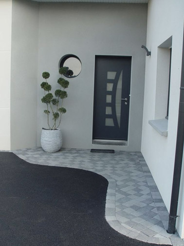 The gray highlights the entrance of the house! Concrete and checkered combine beautifully for a decoration that reminds the color of the door and here is a warm entrance 