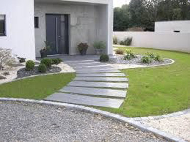 Japanese steps were placed in front of the house to create a pathway leading to the front door! A natural atmosphere complemented by the lawn 