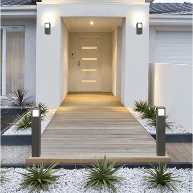 Gravel, wooden driveway and green plants, here is a hyper natural entrance to the door of the house that will welcome your guests warmly!