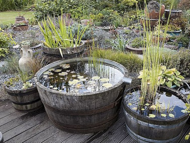 This is a perfect idea when you want to build a pool in a small space! Divert a barrel of recovery in pond of garden, cheap and hyper deco!