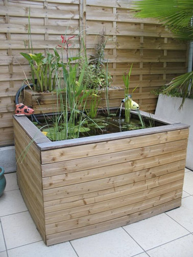 Taking little space on the terrace, the above-ground wooden basin brings charm and originality to your outdoor decor. A very cute little nature spot 