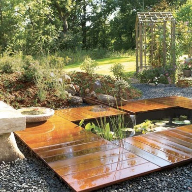 Surrounded by greenery and slabs of grating, this Zen basin brings softness and serenity to the garden! This is a place that promotes relaxation outdoors 