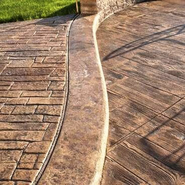 Authentic and ultra elegant finish, this garden path is sublimated with concrete patterned pavers for an aged and charming effect! 