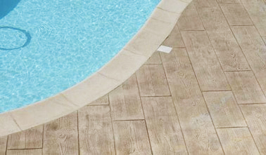 To beautifully enhance the pool, we opted for concrete printed on the floor! A wood finish that will not fail to embellish the exterior decor!