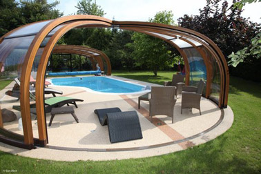 To emphasize the elegance of your exterior and benefit from a pleasant temperature of the water of the swimming pool, here is a shelter of wooden swimming pool practice and decoration 