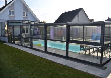 For an outdoor swimming pool when you want it, the telescopic pool enclosure is a great ally to keep a pleasant water temperature all year round! 