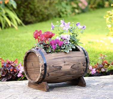 Highlight your flowers by placing them in a charming planter! An idea deco easy to reproduce with a barrel for a sublimated exterior 