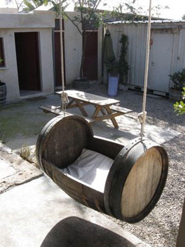 Transform an old barrel into a nice comfortable swing that will sublimate the decor of the garden, here is a good idea of ​​cheap and super original recovery 