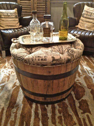 A small coffee table deco that will fit perfectly in the living room or outside, to achieve easily from a barrel and a cushion!