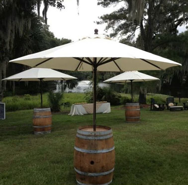 Nothing could be better than using a barrel to make a practical and original parasol stand in the garden! A small table in the shade to enjoy the outdoors 