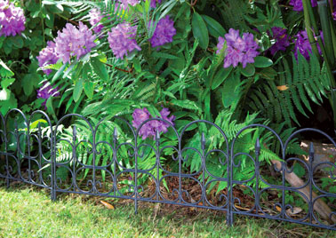 Classic style in the garden thanks to an ultra-elegant wrought iron imitation plastic border. A structured exterior decoration for a pleasant garden! 