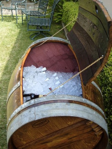 This is a practical idea when you receive the world and lack of space in the fridge of the house! An extra fridge made from a recycled barrel