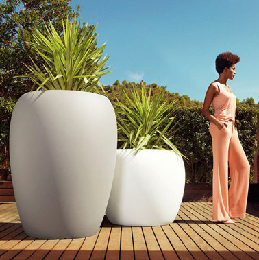 Ultra design, these giant pots furnish the outside and welcome large plants. A modern and trendy garden layout to adopt on the wooden deck!